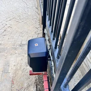 Bft Ares BT A1500, 1500 kg ağırlığa kadar olan yana kayar kapılar i&ccedil;in tasarlanmış, yoğun kullanıma uygun end&uuml;striyel tip bir otomasyon &ccedil;&ouml;z&uuml;m&uuml;d&uuml;r. 24V motor teknolojisi sayesinde y&uuml;ksek trafikli alanlarda bile ısınma yapmadan kesintisiz performans ve g&uuml;venlik sunar. Akıllı D-Track tork y&ouml;netim sistemi ile donatılan bu motor, engel algılama konusunda &uuml;st d&uuml;zey koruma sağlar. Manyetik limit sivi&ccedil;leri sayesinde zorlu hava koşullarında bile hatasız &ccedil;alışır. Fabrika, site ve lojistik merkezleri i&ccedil;in dayanıklı, hızlı ve uzun &ouml;m&uuml;rl&uuml; bir İtalyan m&uuml;hendisliği &uuml;r&uuml;n&uuml;d&uuml;r. , BftAresA1500, , BftAresBTA1500, , 1500KgKapıMotoru, , KayarKapıMotoru
